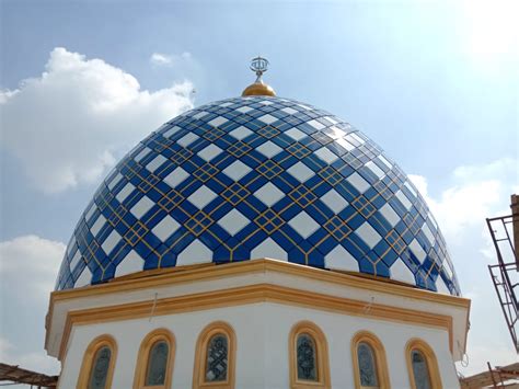 Cat kubah masjid bagian luar  Masjidil Haram adalah kiblat atau titik pusat salat untuk umat Muslim di seluruh dunia, pusat kegiatan ibadah haji dan sumber air Zamzam